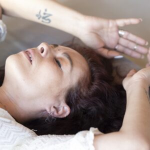 Persoon in meditatie tijdens Kundalini Flow training.