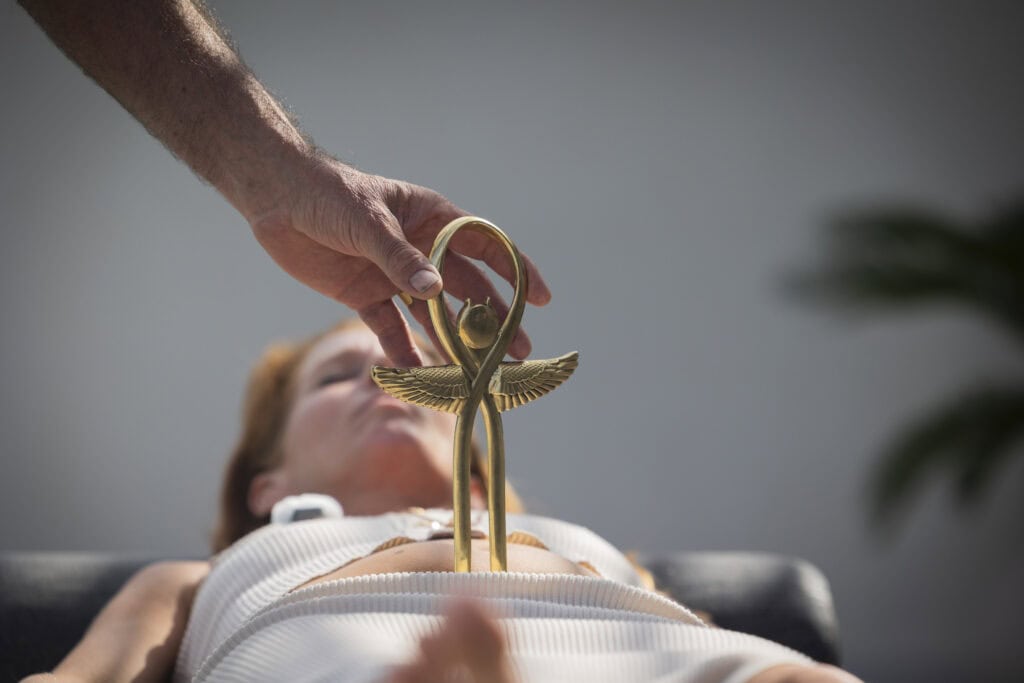 Praktijkvoorbeeld van een Kundalini energie healing sessie.