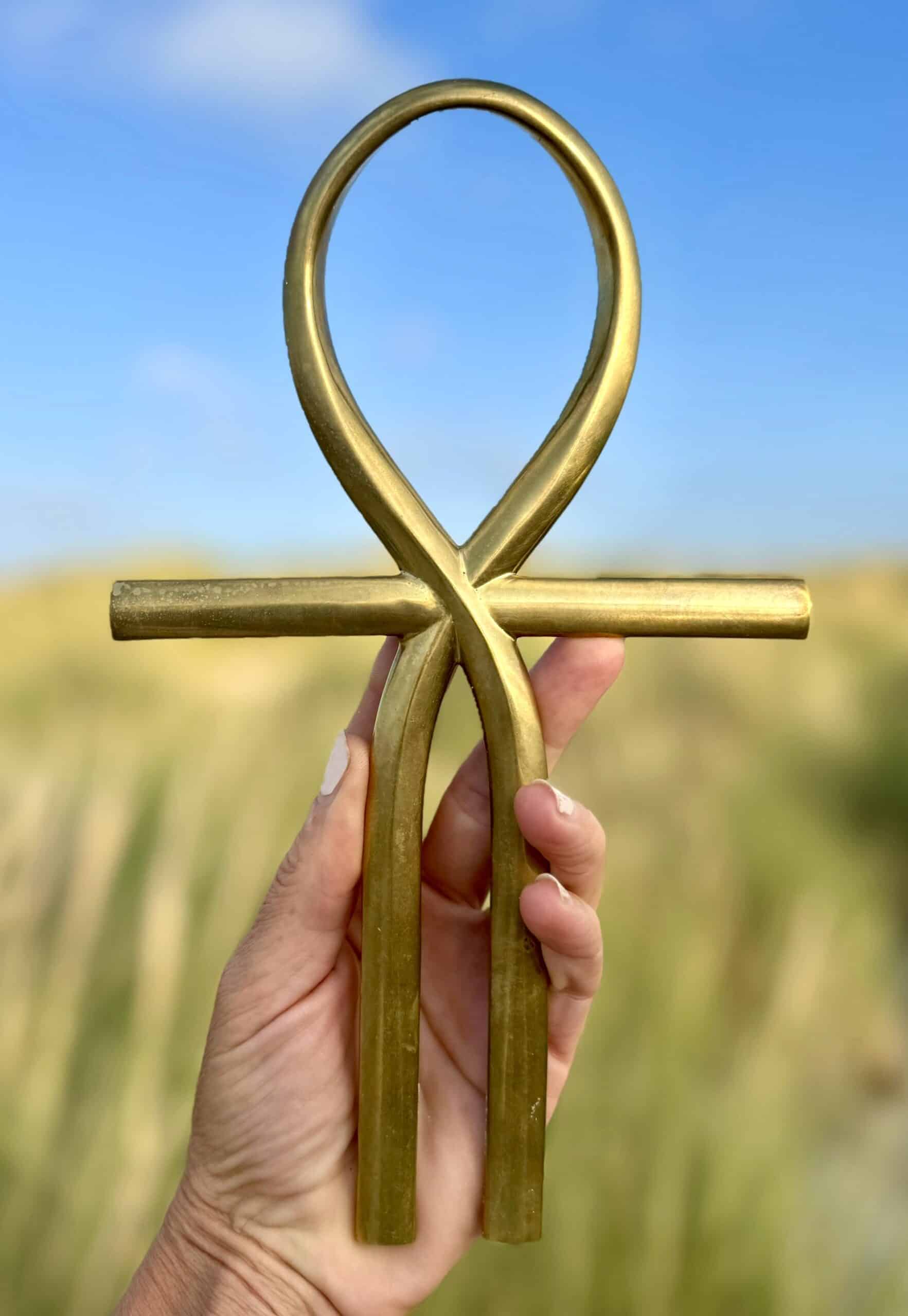 Gouden anker symbool voor spiritualiteit en kracht.