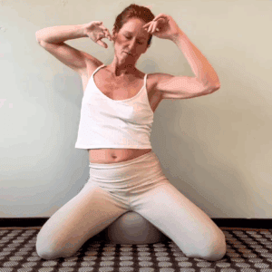 Vrouw die yoga en meditatie doet voor innerlijke rust en energie.