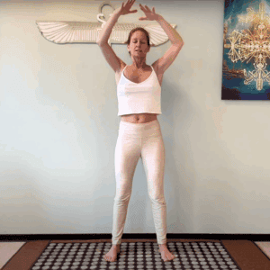 Vrouw voert meditatie uit met handbewegingen in een rustige ruimte.