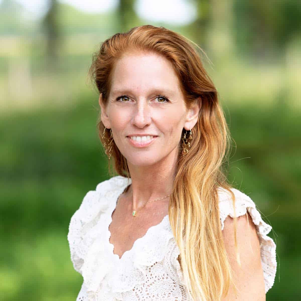 Vrouw mediteert in de natuur voor spirituele groei en bewustwording.