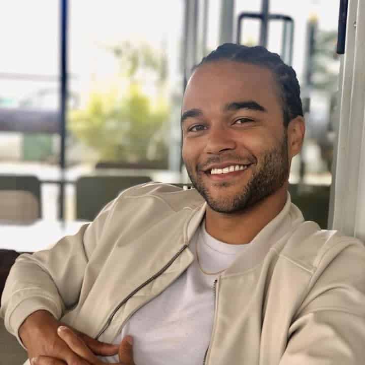 Man die mediteert met een glimlach, ontspanning en innerlijke rust.