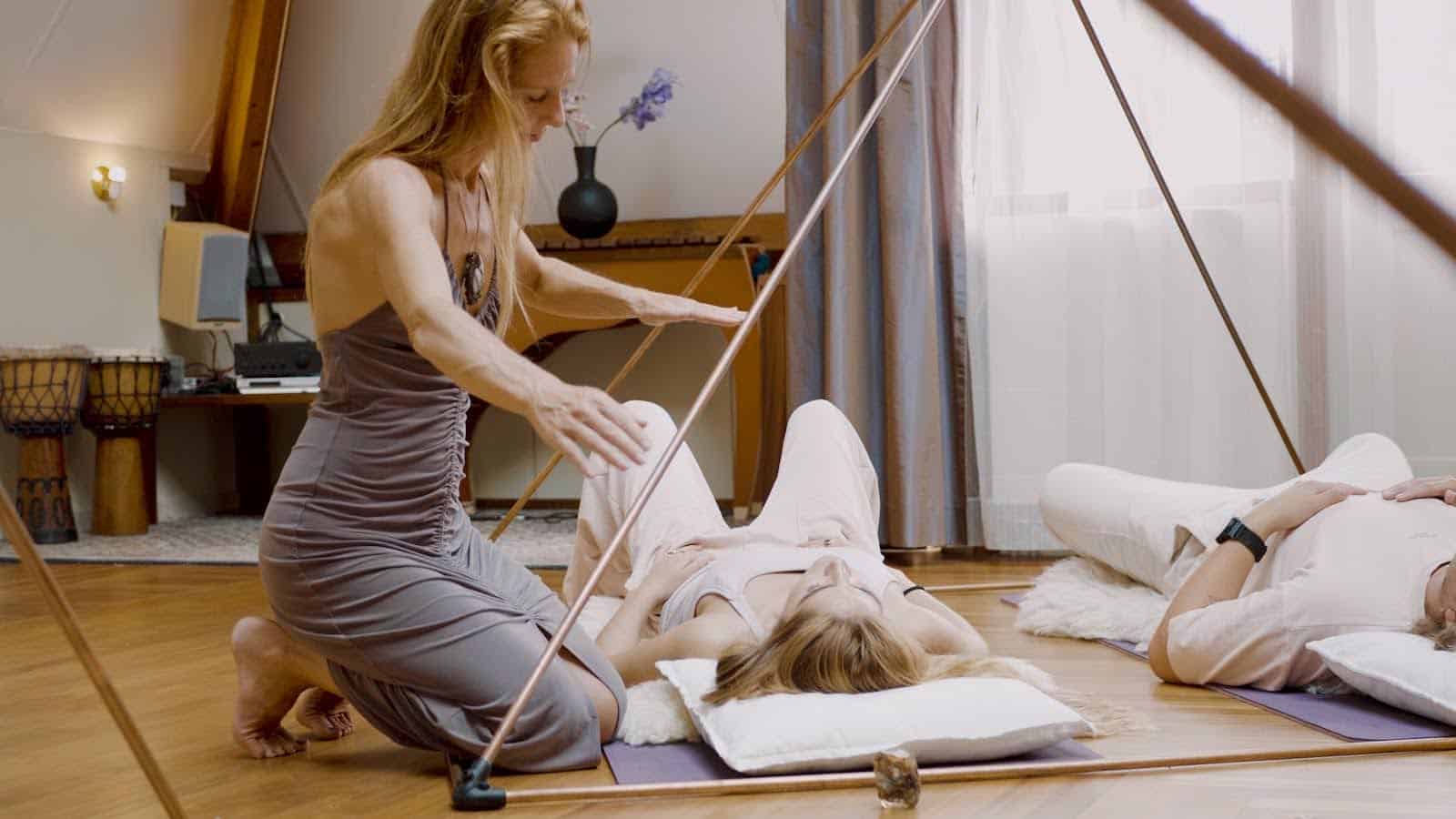 Vrouw voert Kundalini Yoga uit in een rustige, lichte kamer.