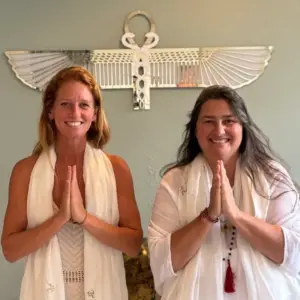 Twee vrouwen in meditatiehouding voor spirituele energie en bewustzijn.